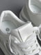 Кроссовки бело-серого цвета на шнуровке | 6725769 | фото 4