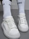 Кросівки біло-сірого кольору на шнурівці | 6725770 | фото 2