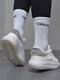 Кросівки біло-сірого кольору на шнурівці | 6725770 | фото 3