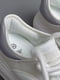 Кроссовки бело-серого цвета на шнуровке | 6725770 | фото 4