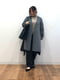 Пальто серого цвета на запах с объемными широкими рукавами. | 6729727 | фото 17