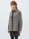 Джинсовая куртка-рубашка серого цвета на пуговицах, акцентрированная накладными карманами | 6729774
