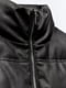 Короткий жилет чорного кольору з високим коміром і застібкою-блискавкою | 6729796 | фото 9