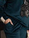 Смарагдовий велюровий костюм, декорований нашивкою зі страз: худі та джогери | 6730595 | фото 4