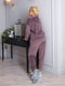 Велюровий костюм бузкового кольору, декорований нашивкою зі страз: худі та джогери | 6730597 | фото 3