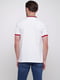 Белая футболка-поло в принт с контрастными полосками на рукавах и воротнике | 6726404 | фото 3
