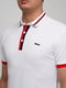 Белая футболка-поло с контрастными вставками и логотипом бренда | 6726433 | фото 3