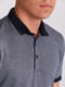 Сіра футболка-поло з візерунком в тон та чорним комірцем | 6726435 | фото 2