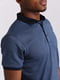 Синяя футболка-поло с узором в тон и черный воротник | 6726436 | фото 3