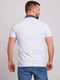 Белая футболка-поло в принт с логотипом бренда и контрастным воротничком | 6726444 | фото 2