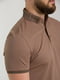 Базовая коричневая футболка-поло с узором на воротнике | 6728345 | фото 3