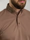 Базовая коричневая футболка-поло с узором на воротнике | 6728345 | фото 4