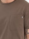 Базовая темно-бежевая футболка с накладным карманом | 6728853 | фото 3