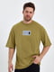 Оверсайз футболка цвета хаки с принтом | 6728880 | фото 6