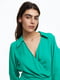 Зелена коротка сукня з V-подібним вирізом і пришитим запахом спереду | 6735581 | фото 3