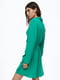 Зеленое короткое платье с V-образным вырезом и пришитым запахом спереди | 6735581 | фото 4