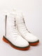 Білі зимові черевики на шнурівці з червоною підошвою | 6735628