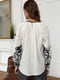 Вільна молочна блуза з контрастним візерунком та мереживним оздобленням | 6735914 | фото 4