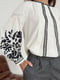 Вільна молочна блуза з контрастним візерунком та мереживним оздобленням | 6735914 | фото 2