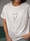 Біла футболка, прикрашена серцем з бісеру та страз | 6736035 | фото 4