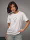 Біла футболка, прикрашена серцем з бісеру та страз | 6736035 | фото 6