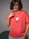 Коралова футболка, прикрашена серцем з бісеру та страз | 6736036 | фото 5