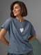 Сіра футболка, прикрашена серцем з бісеру та страз | 6736037 | фото 5