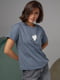 Сіра футболка, прикрашена серцем з бісеру та страз | 6736037 | фото 6