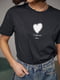 Чорна футболка, прикрашена серцем з бісеру та страз | 6736039 | фото 4