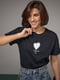 Черная футболка, украшенная сердцем из бисера и страз | 6736039 | фото 5