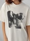 Кремовая футболка свободного кроя с принтом корсет | 6736083 | фото 4