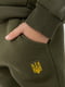 Штани кольору хакі з вишитим гербом | 6743701 | фото 3
