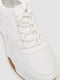 Белые кроссовки на шнуровке | 6759374 | фото 2