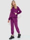 Фіолетовий велюровий спортивний костюм оливкового кольору: худі та джогери | 6759581 | фото 3