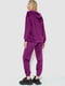 Фіолетовий велюровий спортивний костюм оливкового кольору: худі та джогери | 6759581 | фото 4