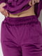 Фіолетовий велюровий спортивний костюм оливкового кольору: худі та джогери | 6759581 | фото 6