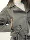 Укороченная серая куртка с диагональной застежкой и поясом | 6759687 | фото 3