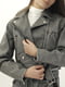 Укорочена сіра куртка з діагональною застібкою та поясом | 6759687 | фото 4