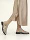 Шкіряні босоніжки кольору візон із закритим носком | 6759699 | фото 3