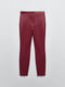 Эластичные облегающие красные брюки из экокожи | 6759906 | фото 6