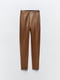 Эластичные коричневые облегающие брюки из экокожи | 6759907 | фото 6