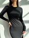 Базова чорна сукня з розрізом на стегні та вирізами для пальців | 6763856 | фото 4