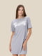 Сіра трикотажна сукня-футболка з написом | 6749562 | фото 2
