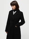 Демісезонне чорне пальто з англійським коміром та поясом | 6761100 | фото 2