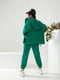 Зелений трикотажний костюм: толстовка і джогери | 6764000 | фото 5