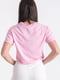 Укорочена рожева футболка з написом та закотами на рукавах | 6764141 | фото 2