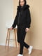 Чорний трикотажний костюм: толстовка з хутряним декором на капюшоні та джогери | 6768898 | фото 2
