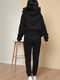 Чорний трикотажний костюм: толстовка з хутряним декором на капюшоні та джогери | 6768898 | фото 3