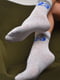 Шкарпетки спортивні світло-сірого кольору з принтом | 6769224 | фото 2