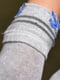 Шкарпетки спортивні світло-сірого кольору з принтом | 6769224 | фото 3